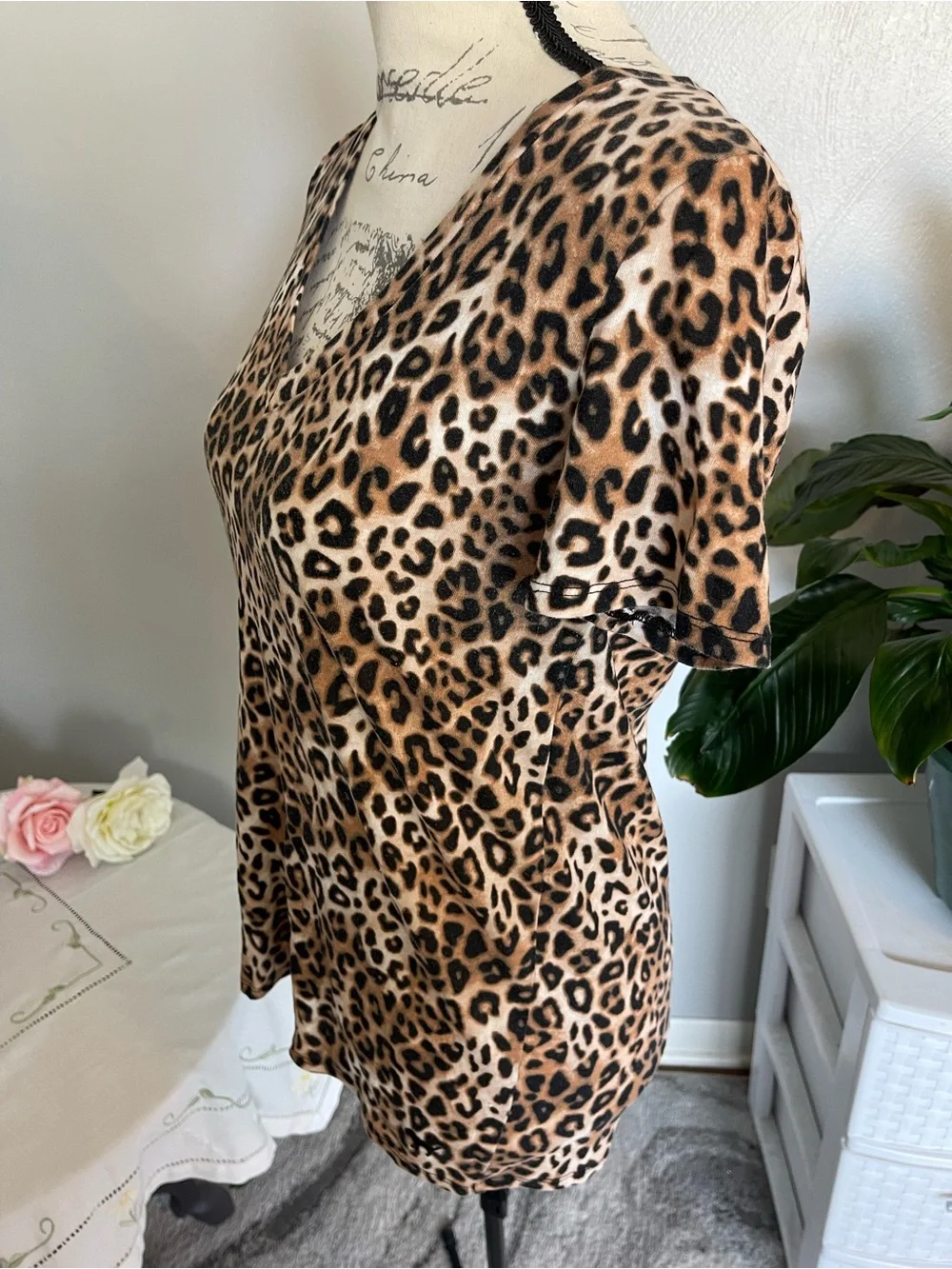 PINK Victoria’s Secret Leopard Print V Neck Tee Size L Animal Print Top